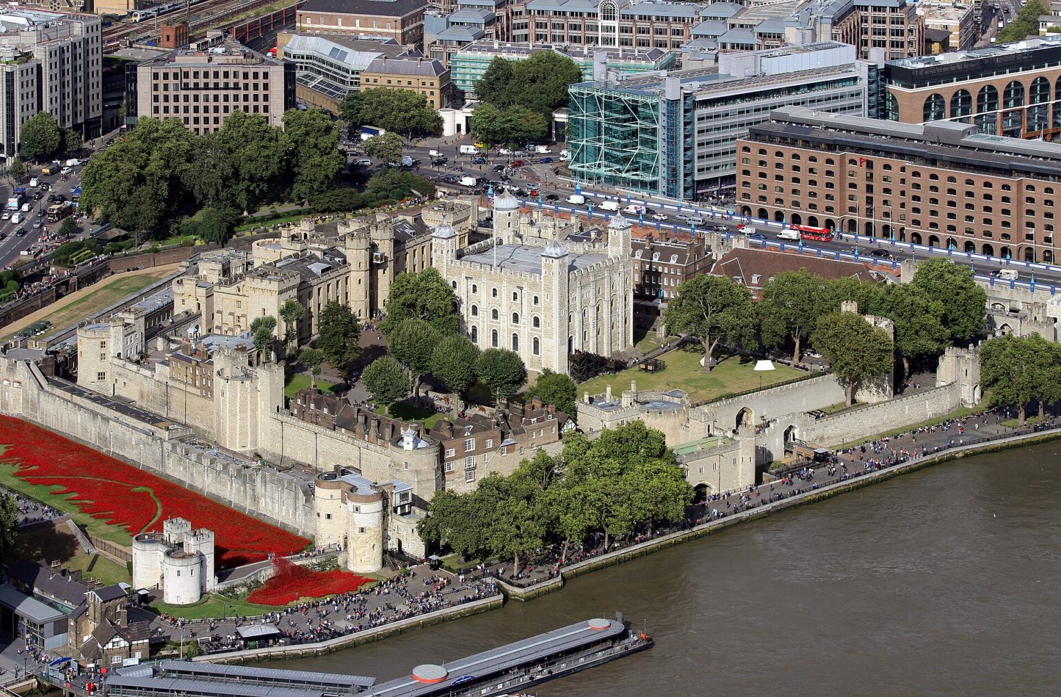 Vista d'insieme della Torre di Londra con le mura esterne