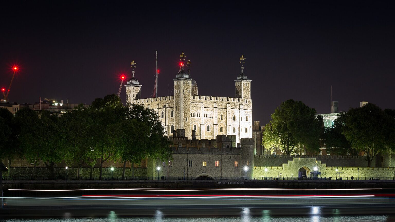 La White Tower fotografata di notte con lunga esposizione