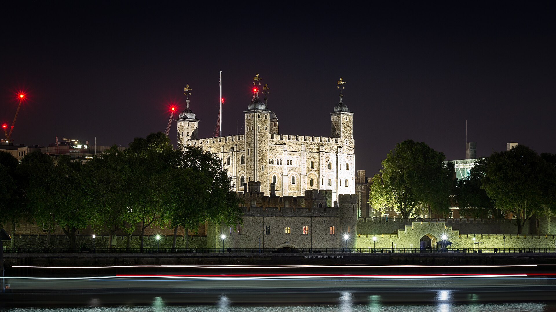 La White Tower fotografata di notte con lunga esposizione
