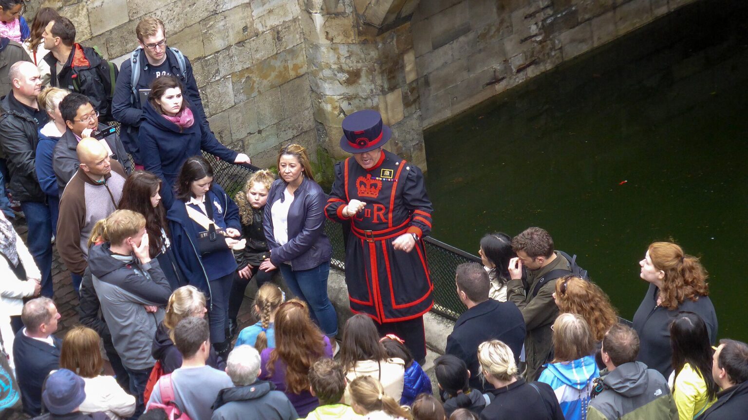 Uno Yeoman Warder (Beefeater) in uniforme durante un tour guidato alla Torre di Londra