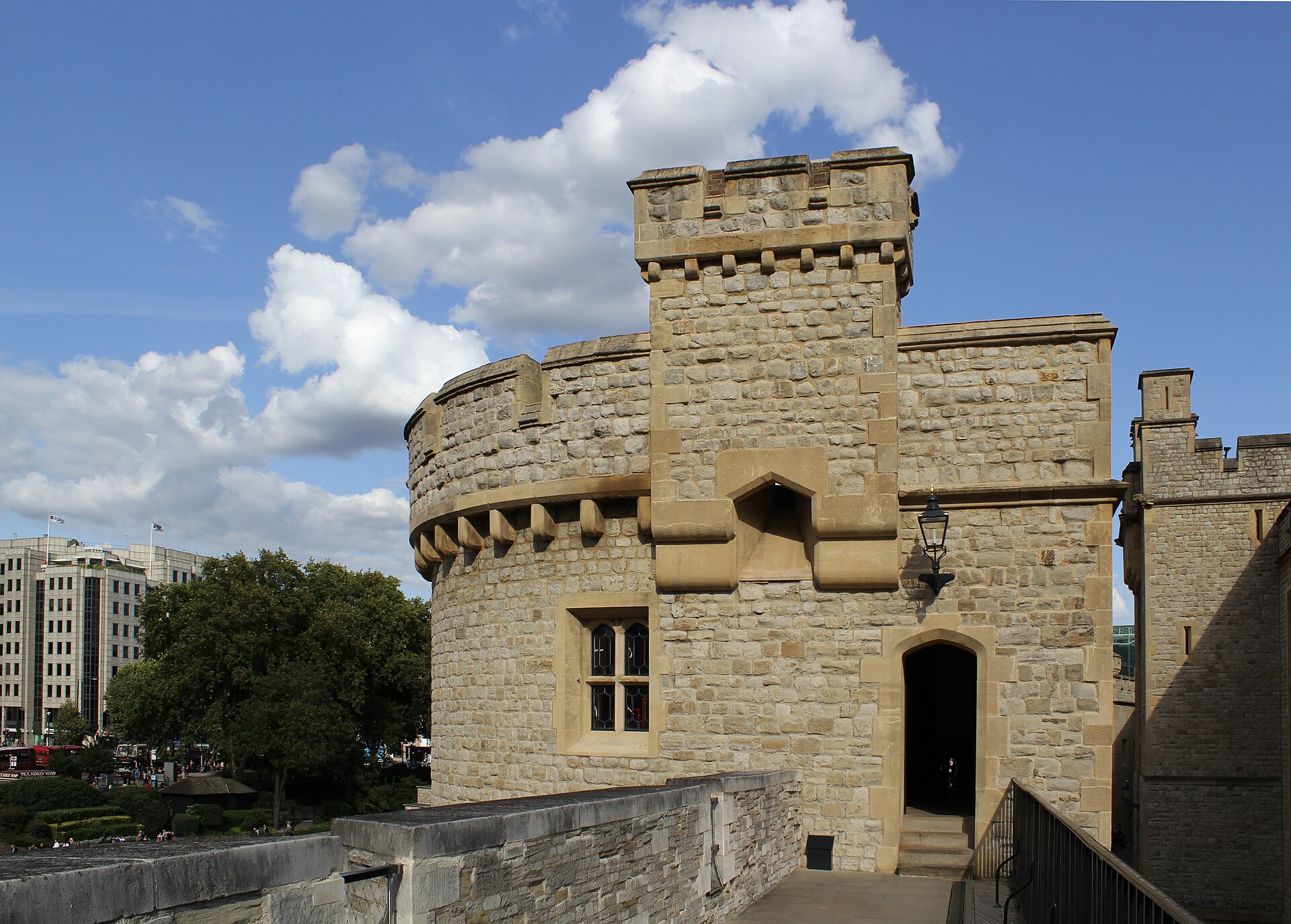 La Flint Tower, parte delle mura fortificate della Torre di Londra