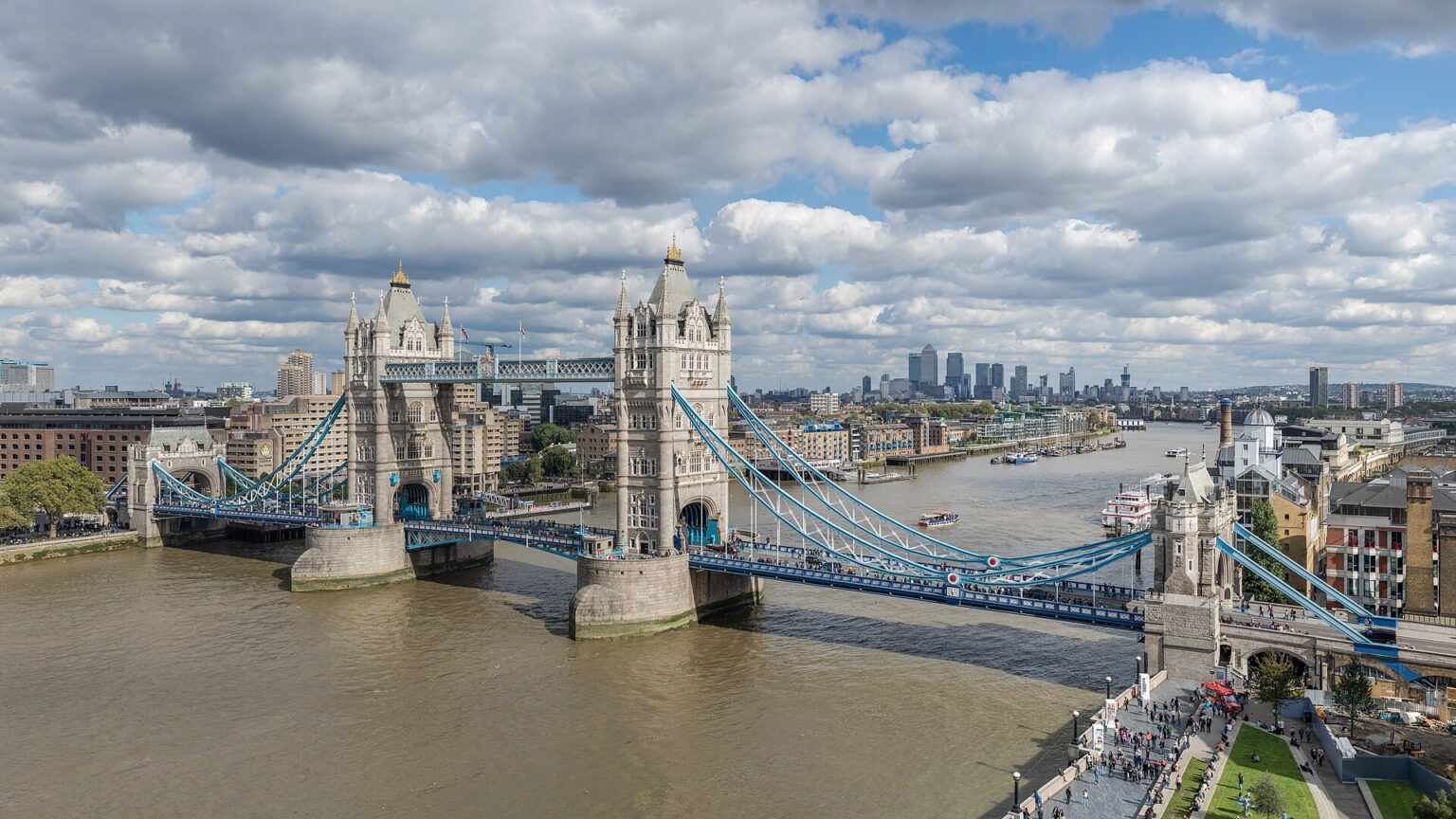 Il Tower Bridge visto dal London City Hall, con la Torre di Londra sullo sfondo
